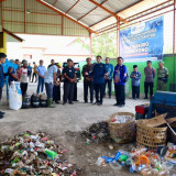 Serahkan Dukungan Pengelolaan Sampah di Magetan, MPR RI Dorong TPS3R Diperluas ke Setiap Desa Secara Terpadu