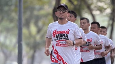 Wamenhaj Dahnil Kampanyekan “Bongkar Mafia Haji dan Umrah” Lewat Baju Lari