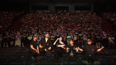 Momen Haru Tiffany Young Nyanyikan Into The New World di Konser Edge of Calm Jakarta