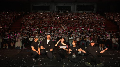 Momen Haru Tiffany Young Nyanyikan Into The New World di Konser Edge of Calm Jakarta