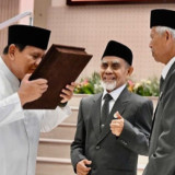 Detik-detik Presiden Prabowo Terima Langsung Mushaf Al Quran dari KH Akrim Mariyat