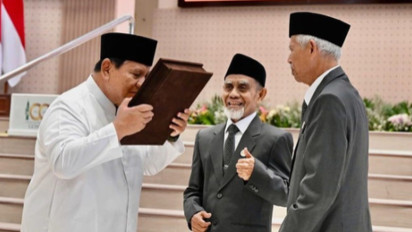 Detik-detik Presiden Prabowo Terima Langsung Mushaf Al Quran dari KH Akrim Mariyat