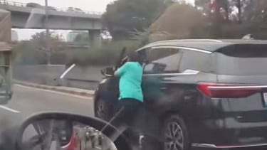 Video Sopir Taksi Hijau Terseret Mobil Listrik Sejauh 50 Meter di Tol Jakarta Barat Viral di Jagat Maya, Begini Penjelasan Polisi