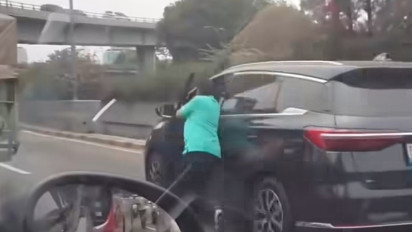 Video Sopir Taksi Hijau Terseret Mobil Listrik Sejauh 50 Meter di Tol Jakarta Barat Viral di Jagat Maya, Begini Penjelasan Polisi