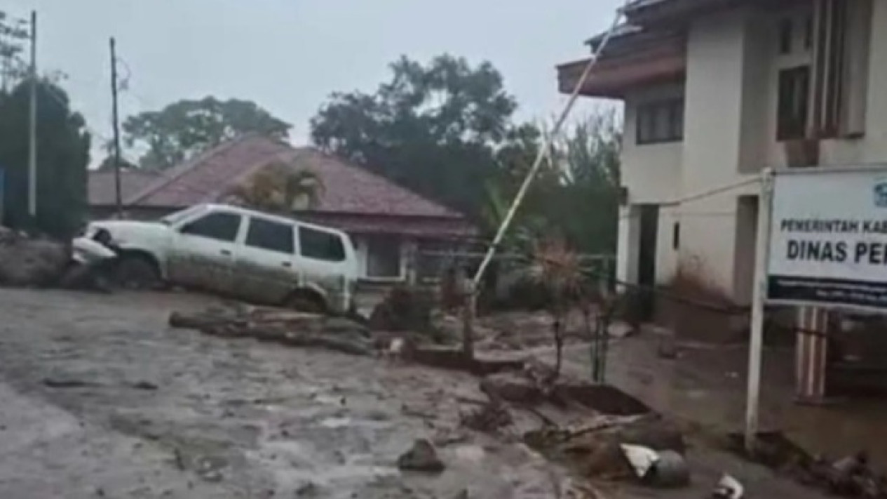 Banjir Bandang Terjang Arosuka, Akses Jalan Solok-Padang Terputus Akibat Tertutup Material
            - galeri foto