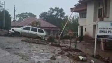 Banjir Bandang Terjang Arosuka, Akses Jalan Solok-Padang Terputus Akibat Tertutup Material