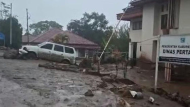 Banjir Bandang Rusak Komplek Perkantoran Bupati dan Rumah Warga di Solok
