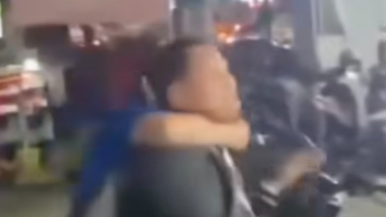 Viral! Petugas KAI Diduga Curi Barang di Minimarket Cibubur, KAI Daop 1 Jakarta Bakal Tindak Tegas
            - galeri foto