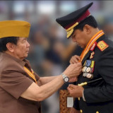 Kapolda NTT Irjen Pol Rudi Darmoko Terima Bintang Kehormatan LVRI di Mapolda NTT