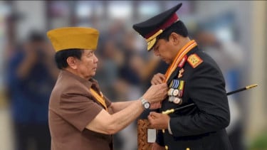 Kapolda NTT Irjen Pol Rudi Darmoko Terima Bintang Kehormatan LVRI di Mapolda NTT