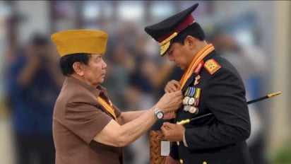Kapolda NTT Irjen Pol Rudi Darmoko Terima Bintang Kehormatan LVRI di Mapolda NTT