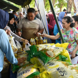 Ratusan Warga Serbu Bazar Sembako Murah Lanud Muljono di Sedati Sidoarjo