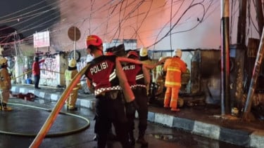 150 Jiwa Terdampak Imbas Kebakaran 18 Rumah dan Empat Tempat Usaha di Kebayoran Lama, Penyebabnya Diduga Karena Korsleting Listrik