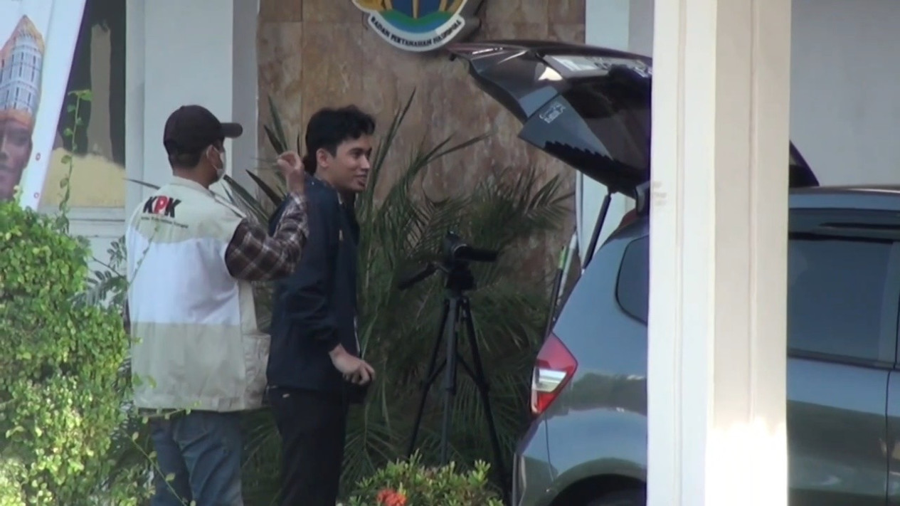 KPK Geledah Kantor Kanwil ATR/BPN Jatim, Diduga Terkait OTT di Kementerian ATR/BPN
            - galeri foto