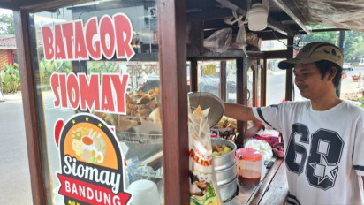 Rela Lepas Seragam Sekolah demi Orang Tua, Kisah Habibi Bocah 12 Tahun yang Jualan Siomay di Bintaro