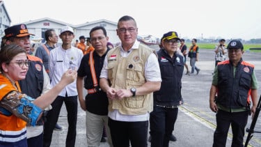 Modifikasi Hujan, Legislator Jakarta Kenneth Turun Langsung Tebar 1 Ton Garam