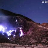 Viral Nyala Biru Keunguan Muncul di Gunung Papandayan Garut, Ini Penjelasan Badan Geologi