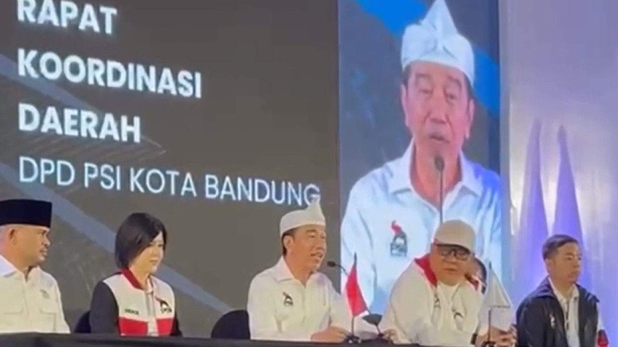 Jokowi Pamer KTA PSI di Bandung, Tegaskan Sudah Resmi Jadi Anggota PSI sejak Oktober 2025: Angka Tujuhnya Banyak Sekali
            - galeri foto