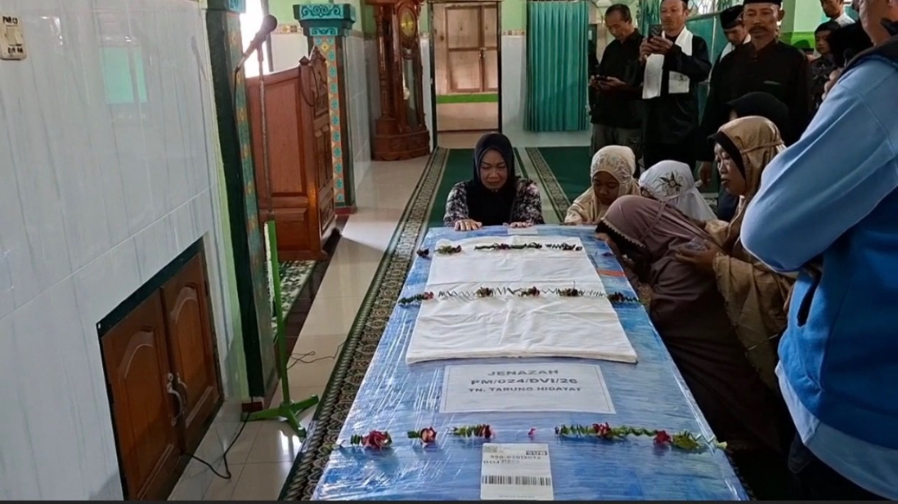 Jenazah Taruno Hidayat Korban KM Virgo Tiba di Rumah Duka Madiun, Adiknya Masih Dicari
            - galeri foto