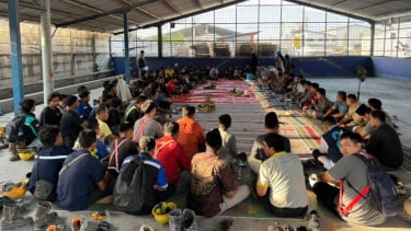 Pasca Ledakan, Karyawan PT SPS di Lamongan Gelar Doa Bersama untuk Para Korban Kecelakaan Kerja