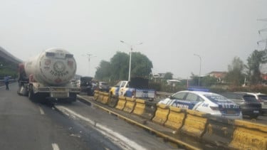 Truk Tangki Pertamina Tabrak Pembatas di Tol Jagorawi, Sang Sopir Alami Microsleep