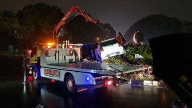 Mobil Seruduk Tembok Gerbang UPI Bandung, Pengemudi Orang Tua Mahasiswa