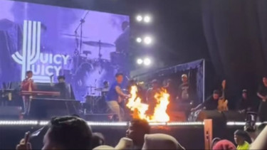 Detik-detik Panggung Juicy Luicy Terbakar di Highland Fest Bukittinggi, Uan Ikut Siram Api dengan Air Botol