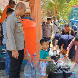 Warga Kalipare Kesulitan Air, Polres Malang-BPBD Salurkan 5000 Liter