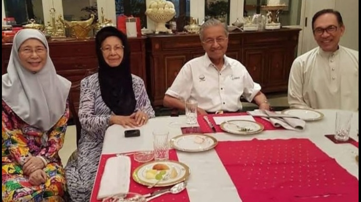 Istri Mahathir Mohamad Meninggal Dunia, PM Malaysia Kirimkan Ucapan Duka Cita, Anwar: Negara Kehilangan Sosok Ibu
            - galeri foto