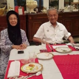 Istri Mahathir Mohamad Meninggal Dunia, PM Malaysia Kirimkan Ucapan Duka Cita, Anwar: Negara Kehilangan Sosok Ibu