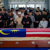 Penghormatan Terakhir Bagi Siti Hasmah, Istri Mahathir Mohamad Dimakamkan Secara Kenegaraan