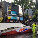 Billboard Roboh Diterjang Hujan Angin di Bandung, Timpa Tiga Bangunan hingga Empat Orang Terluka