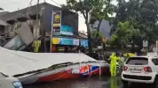 Billboard Roboh Diterjang Hujan Angin di Bandung, Timpa Tiga Bangunan hingga Empat Orang Terluka