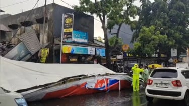 Billboard Roboh Diterjang Hujan Angin di Bandung, Timpa Tiga Bangunan hingga Empat Orang Terluka