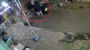 Detik-detik Tiga Maling Gotong Dua Motor Curian dari Kontrakan di Probolinggo