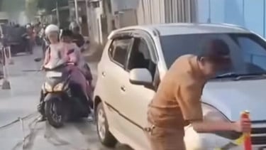 Viral Video Pria Diduga ASN Buka Palang Pembatas Jalan Baru Dicor di Pekalongan, Padahal Belum Kering Sempurna
