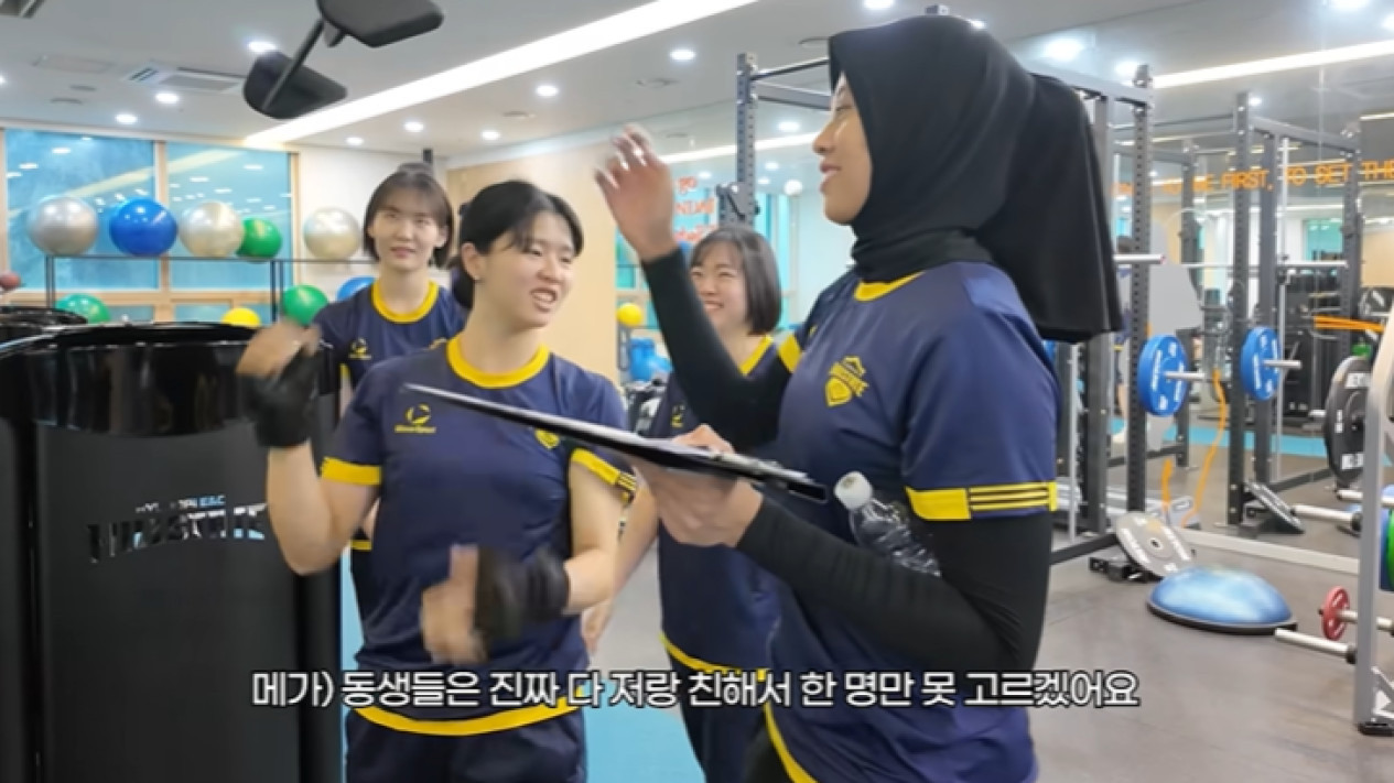 Megawati Hangestri 'Cosplay' Pelatih Fisik Hillstate, Lee Min-young Sampai Kewalahan
            - galeri foto
