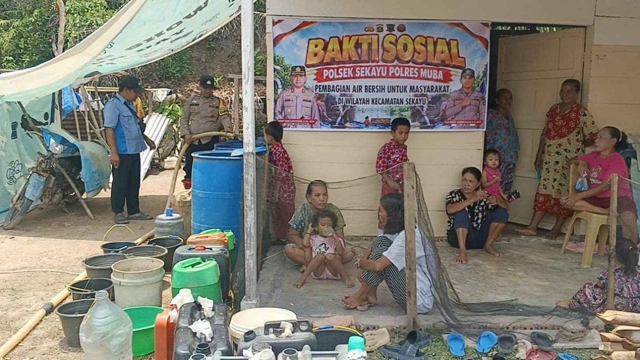 Kemarau dan Kekeringan, Polda Sumsel Bantu Warga Sekayu Penuhi Kebutuhan Air Bersih
            - galeri foto