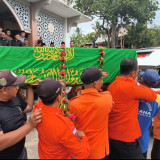 Jenazah Tihwin Nuryanto, Korban KM Virgo Transport 8, Dimakamkan Bersebelahan dengan Makam Kakaknya di Madiun