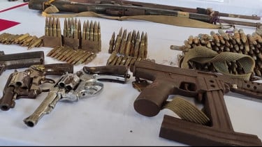 Warga Serahkan 32 Senpi dan 358 Amunisi Peninggalan Konflik ke Polisi