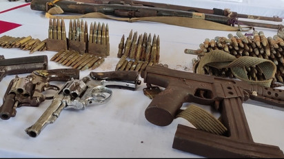 Warga Serahkan 32 Senpi dan 358 Amunisi Peninggalan Konflik ke Polisi