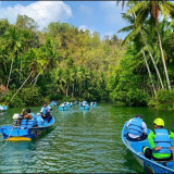 Pesona Sungai Maron Pacitan, Menyusuri Air Hijau Toska di Tengah Rimbunnya Pepohonan