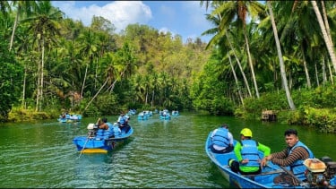 Pesona Sungai Maron Pacitan, Menyusuri Air Hijau Toska di Tengah Rimbunnya Pepohonan