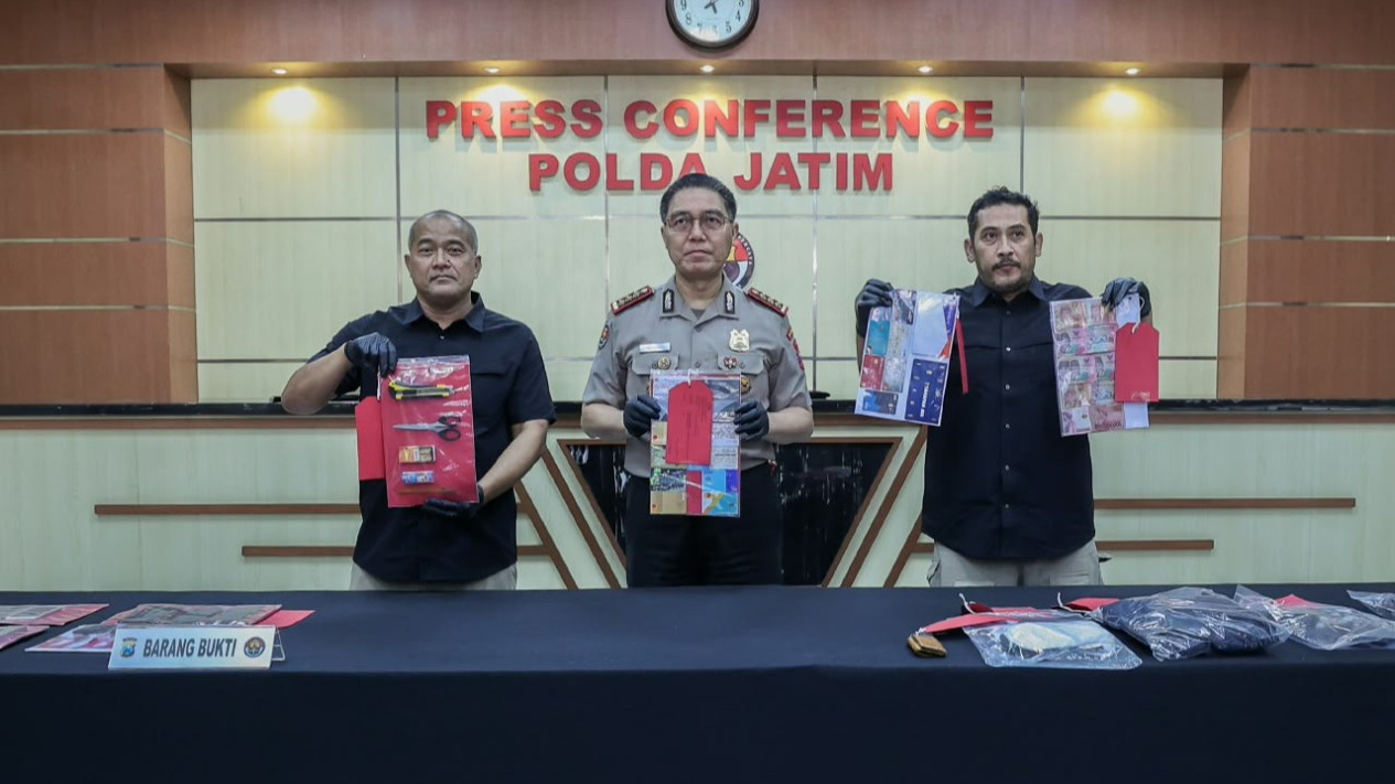 Polda Jatim Ungkap Kasus Ganjal ATM Antarprovinsi, Lima Tersangka Diamankan
            - galeri foto