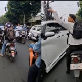 Viral! Ambulans Terhenti di Tengah Jalan Gegara Iring-iringan Rombongan Pejabat, Warga Geram