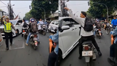 Viral! Ambulans Terhenti di Tengah Jalan Gegara Iring-iringan Rombongan Pejabat, Warga Geram