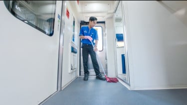 Netizen Jepang Apresiasi Kebersihan KRL dan Dedikasi Petugas KAI Services