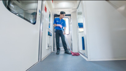 Netizen Jepang Apresiasi Kebersihan KRL dan Dedikasi Petugas KAI Services