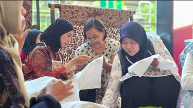 Meriahkan Hari Batik, Penumpang Kereta Diajari Membatik, Pegawai KAI Gelar Fashion Show di Stasiun