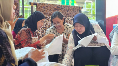 Meriahkan Hari Batik, Penumpang Kereta Diajari Membatik, Pegawai KAI Gelar Fashion Show di Stasiun